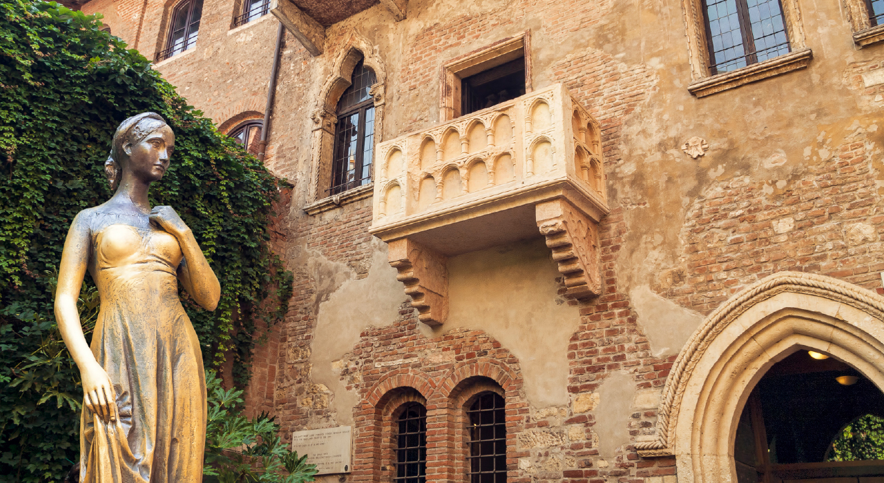 Bronze statue of Juliet and balcony by Juliet house, Verona, Italy.